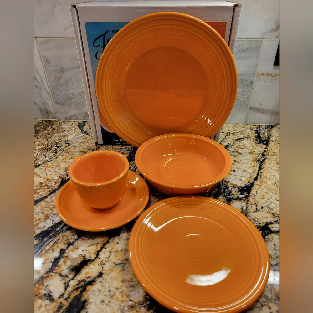 NIB Classic Rim 5-Piece Place Setting, Tangerine